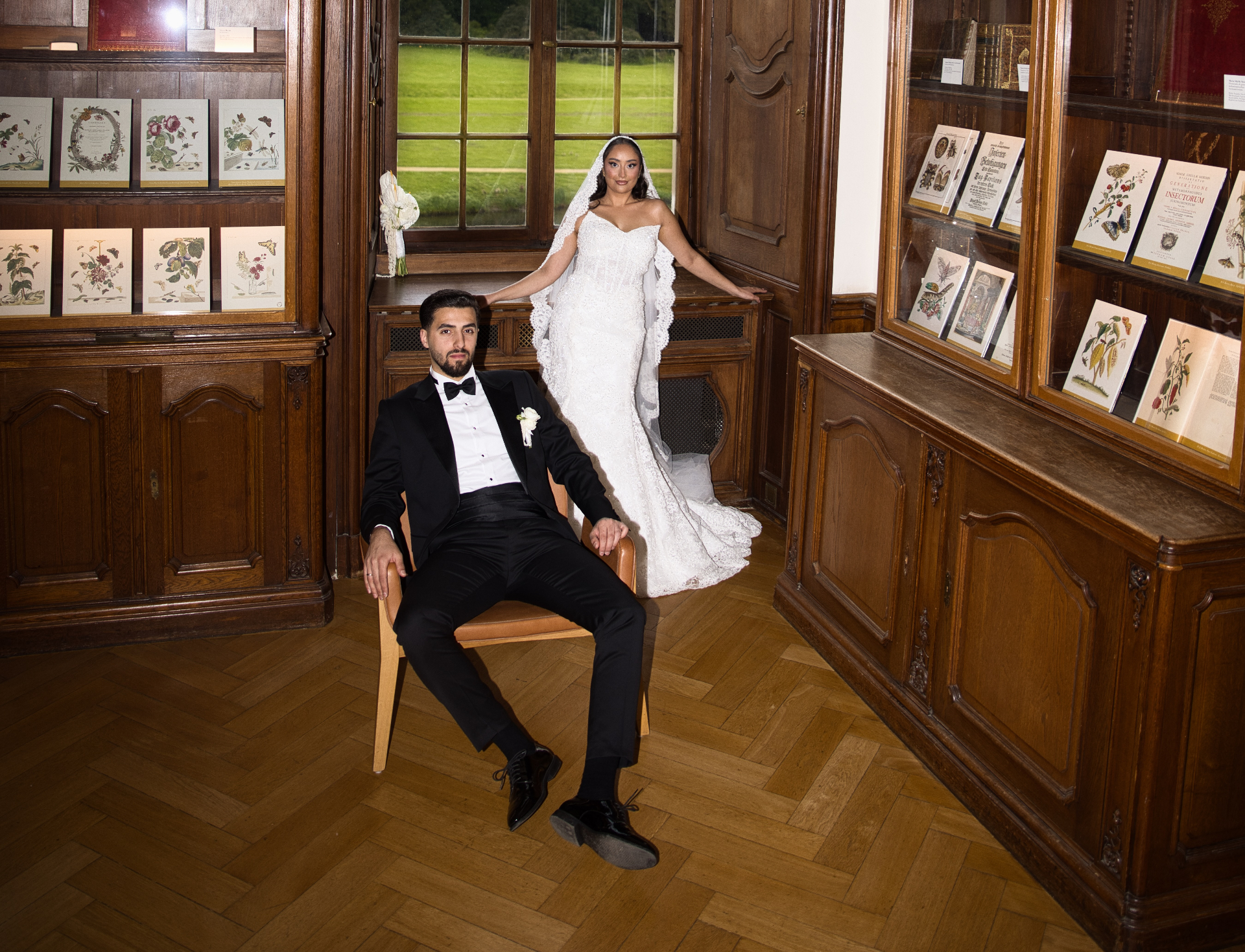 Brautpaar in eleganter Bibliothek